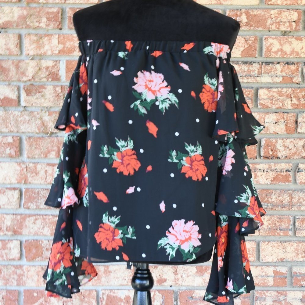 ESSUE Off Shoulder Top - Picture 2 of 7